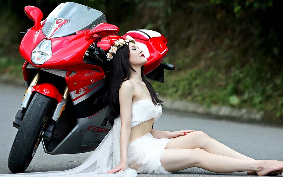 Beautiful girls and motorcycles in Aurangabad
